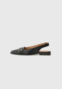 Fekete bőr slingback cipő, hegyes orral, két dekoratív ezüst csattal, lapos sarokkal és sima textúrával.