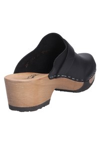 Sabot en cuir noir à enfiler avec semelle en bois et petit talon, surpiqûres le long du bord supérieur, semelle extérieure avec motif antidérapant.