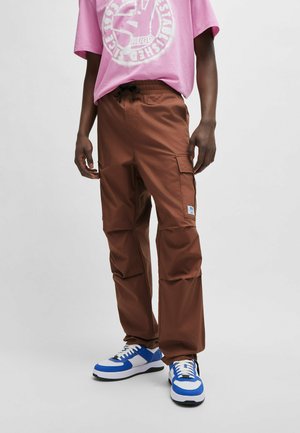 HUGO GADIC - Cargobroek - brown five