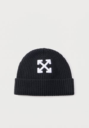 Berretto nero a coste in maglia con risvolto e logo bianco ricamato con quattro frecce che puntano verso l'esterno sulla parte anteriore.