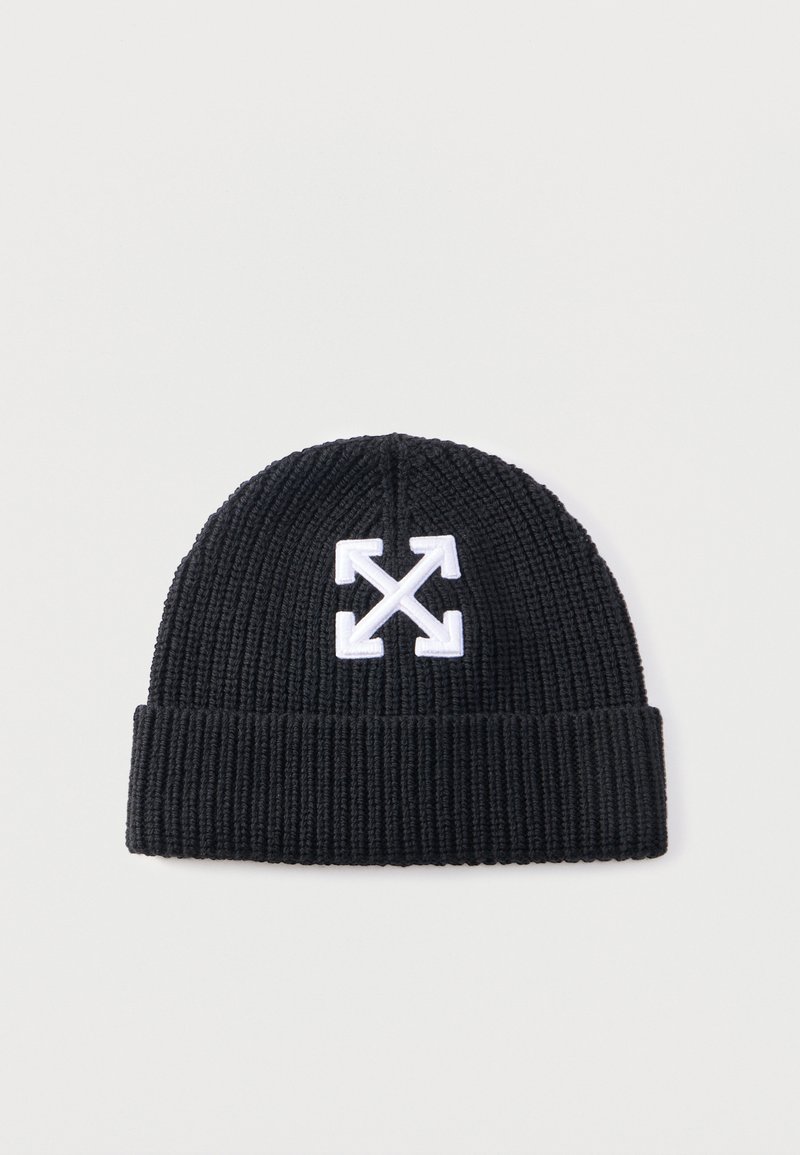 Bonnet noir en maille côtelée avec un revers plié et un logo blanc brodé représentant quatre flèches pointant vers l'extérieur à l'avant.