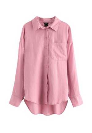 Lyserød skjorte med knapper, lavet af blødt stof. Har krave, lange ærmer, brystlomme og en buet kant forneden.