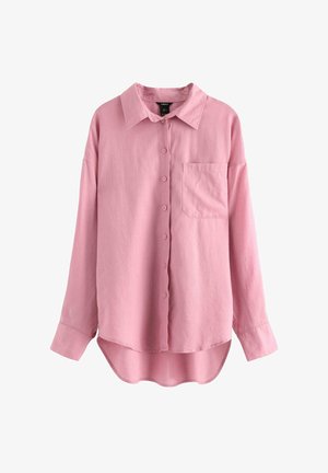 Lyserød skjorte med knapper, lavet af blødt stof. Har krave, lange ærmer, brystlomme og en buet kant forneden.