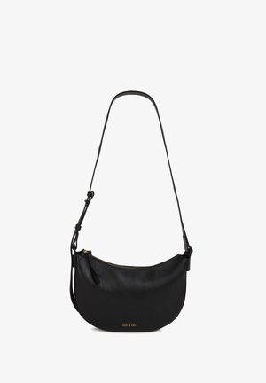 Zwarte lederen schoudertas met een gebogen vorm, voorzien van een gouden rits en subtiele branding. Verstelbare schouderriem voor gemak.