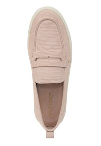 Chaussure slip-on rose clair avec une tige texturée, à profil bas, et une petite sangle décorative. Dispose d'une semelle intérieure douce et d'une languette à l'arrière.