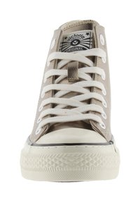 Sneaker beige alta con suola in gomma bianca e lacci, dotata di un'etichetta con la scritta "victoria Original Since 1975" sulla linguetta.