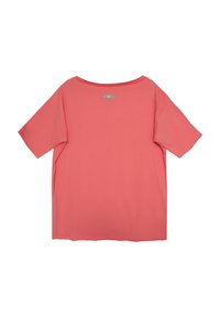 Coralowa koszulka z krótkim rękawem o szerokim dekolcie i luźnym kroju, z minimalistyczną srebrną metką z tyłu. Miękka, gładka tkanina.