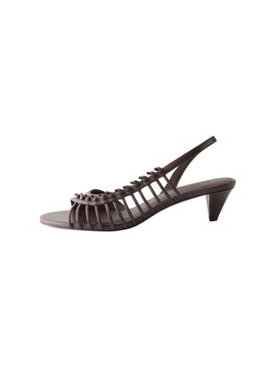 Sandale marron en cuir à brides arrière, talon conique bas et détails noués décoratifs sur les brides supérieures.