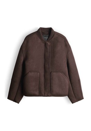 Giacca bomber marrone con una texture liscia e opaca. Presenta un colletto a coste, due grandi tasche frontali e un design minimalista.