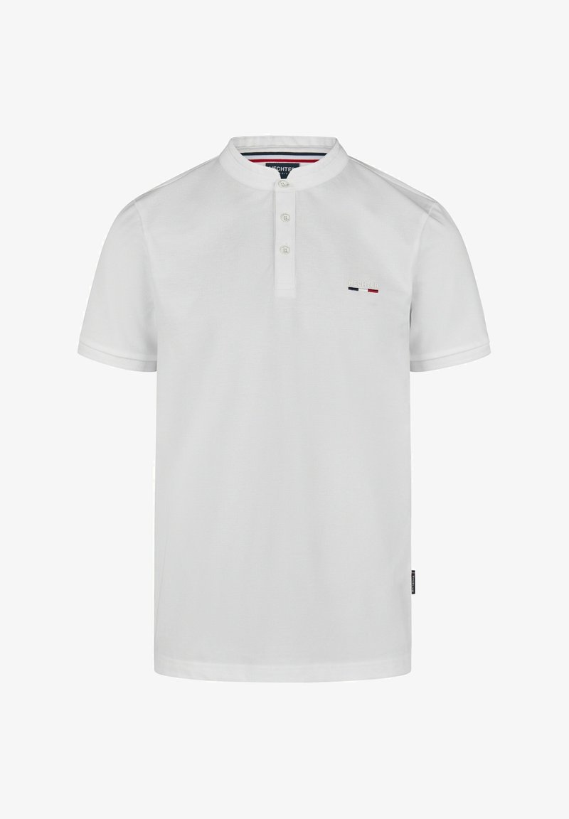 Witte polo met kraag, korte mouwen, een drieknopenlijst en een klein geborduurd logo in marineblauw en rood op de linkerborst.