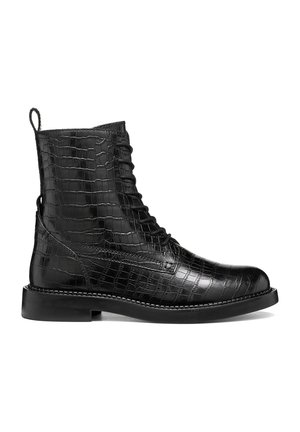 Bottine en cuir noir avec texture crocodile, lacets à l'avant, languette à l'arrière et semelle basse et plate.