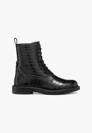 Bottine en cuir noir avec texture crocodile, lacets à l'avant, languette à l'arrière et semelle basse et plate.