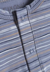 Gestreifter blauer Stoff mit gelben und weißen Linien; hat einen runden Halsausschnitt und zwei blaue Knöpfe vorne. Weicher Textur.