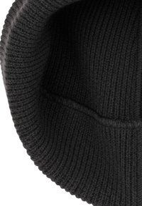 Zwarte gebreide emmerhoed met brede, gestructureerde rand en zichtbaar geribbeld steekpatroon.