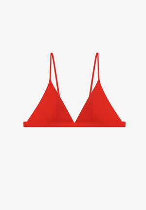 Top bikini roşu în formă de triunghi, cu bretele subţiri pe umăr şi o bandă inferioară dreaptă, prezentat pe un fundal alb.