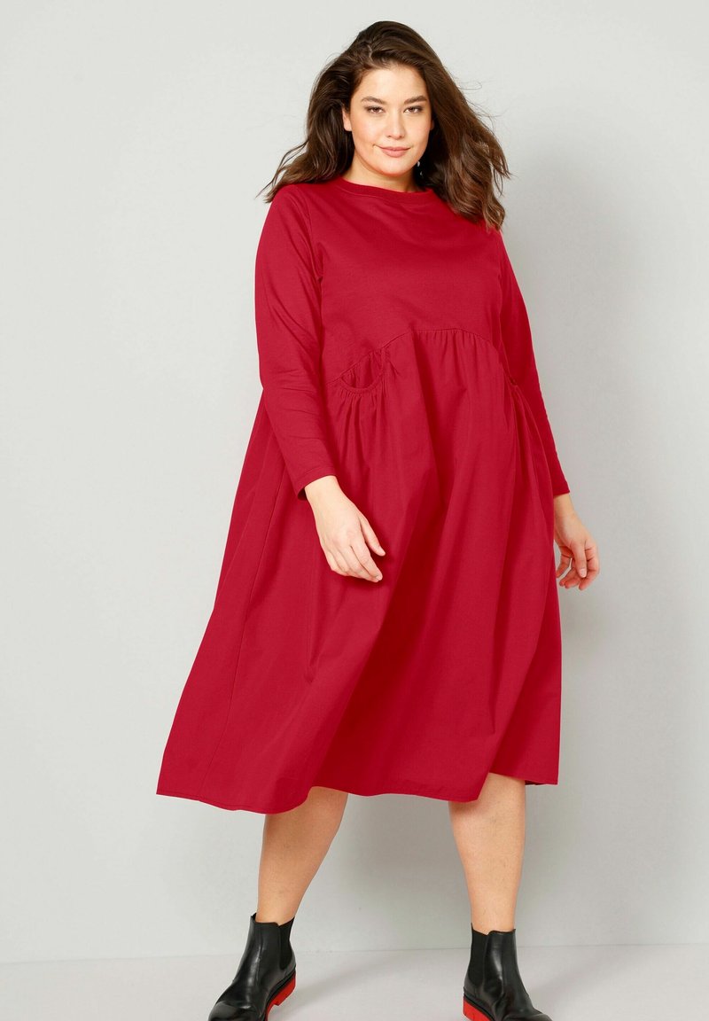 Angel of Style MIDI RUNDHALS LANGARM QUERNAHT - Denní šaty - red