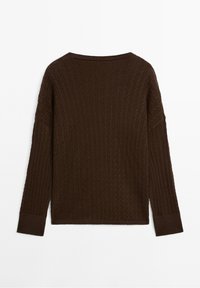 Pull marron tricoté à manches longues avec un motif torsadé, des poignets côtelés et un col rond, vu de dos.