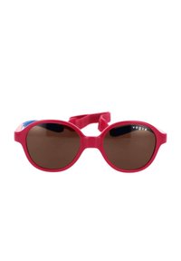 Occhiali da sole in plastica rossa con lenti rotonde, lenti color marrone e un logo sulla montatura. Presentano una cinghia flessibile per una vestibilità sicura.