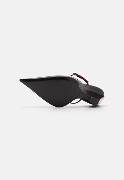 Pantofii cu toc înalt din piele lăcuită neagră, cu vârful ascuțit, curea în contrast burgund și un design geometric al tocului. Textură netedă.