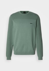 Pull à manches longues pour homme de couleur vert pâle avec empiècement texturé et logo "BOSS" sur la poitrine gauche.