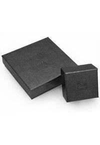 Schwarze Geschenkboxen, eine große und eine kleine, mit einer strukturierten Oberfläche. Beide haben ein geprägtes Logo auf der Oberseite. Einfache rechteckige Formen.