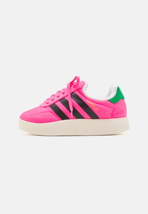 adidas Originals GAZELLE HOME UNISEX - Sportbačiai - lucid pink/core black/green