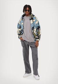 Bonsai OVERSIZE FIT ALLOVER PRINT ZIP - Giacca in pile - blue