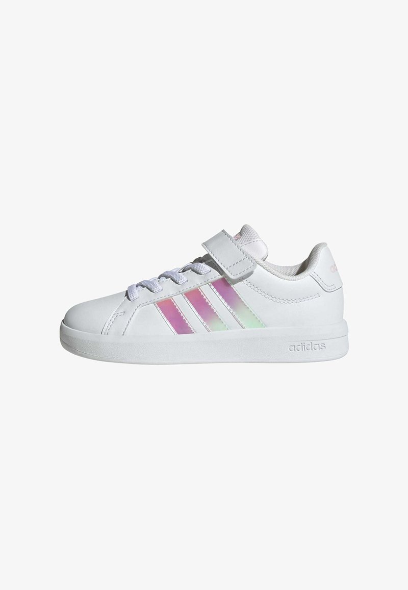 Bílé sportovní boty se syntetickým svrškem, vybavené třemi iridiscentními pruhy, šněrováním a suchým zipem, a gumovou podrážkou.