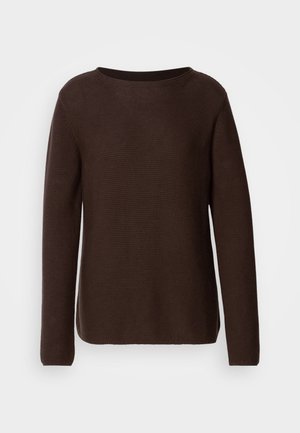 Maglione lavorato a maglia marrone con scollatura ampia, maniche lunghe e un motivo testurizzato. Il design presenta una vestibilità morbida e un orlo dritto.