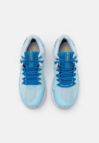 Zapatillas deportivas azules con parte superior de malla, cordones azules en contraste y una suela de color claro. Presenta un logo en la lengüeta y patrones texturizados.