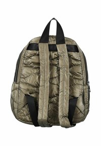 Zaino puffer in verde oliva con texture trapuntata, spallacci neri e maniglia superiore. Presenta una chiusura a zip e tasche laterali aggiuntive.