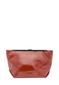 Borsa a pochette in pelle verniciata rossa con una texture liscia, design leggermente stropicciato e chiusura superiore in metallo argentato lucido. Logo del marchio visibile.