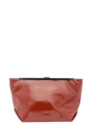 Borsa a pochette in pelle verniciata rossa con una texture liscia, design leggermente stropicciato e chiusura superiore in metallo argentato lucido. Logo del marchio visibile.