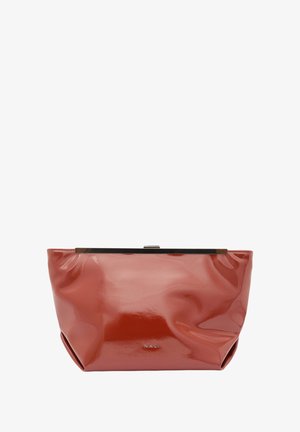 Bolso de mano de charol rojo con una textura suave, diseño ligeramente arrugado y un cierre superior de metal plateado brillante. Logo de la marca visible.