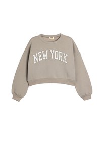 Sudadera gris recortada con cuello redondo y mangas oversize, que presenta "NUEVA YORK" en letras blancas y en negrita en la parte frontal.