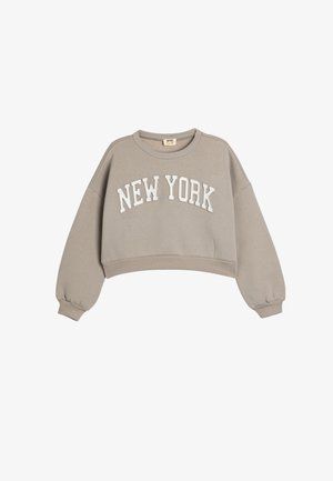 Geknipte grijze sweater met een ronde hals en oversized mouwen, met "NEW YORK" in dikke witte letters op de voorkant.