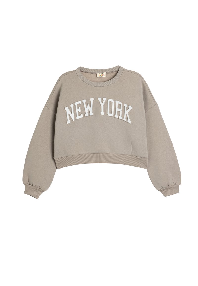 Sudadera gris recortada con cuello redondo y mangas oversize, que presenta "NUEVA YORK" en letras blancas y en negrita en la parte frontal.