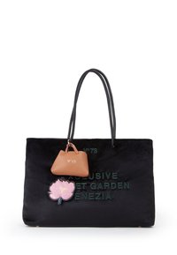 Borsa a tracolla nera in velluto con ricami verdi che riportano "EXCLUSIVE ET GARDEN VENEZIA." Include un piccolo portachiavi in pelle beige e un dettaglio floreale rosa.