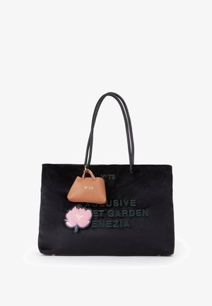 Zwarte fluwelen tote bag met groene borduursels waarin "EXCLUSIVE ET GARDEN VENEZIA" is afgebeeld. Inclusief een kleine tan leren sleutelhanger en een roze bloemen detail.