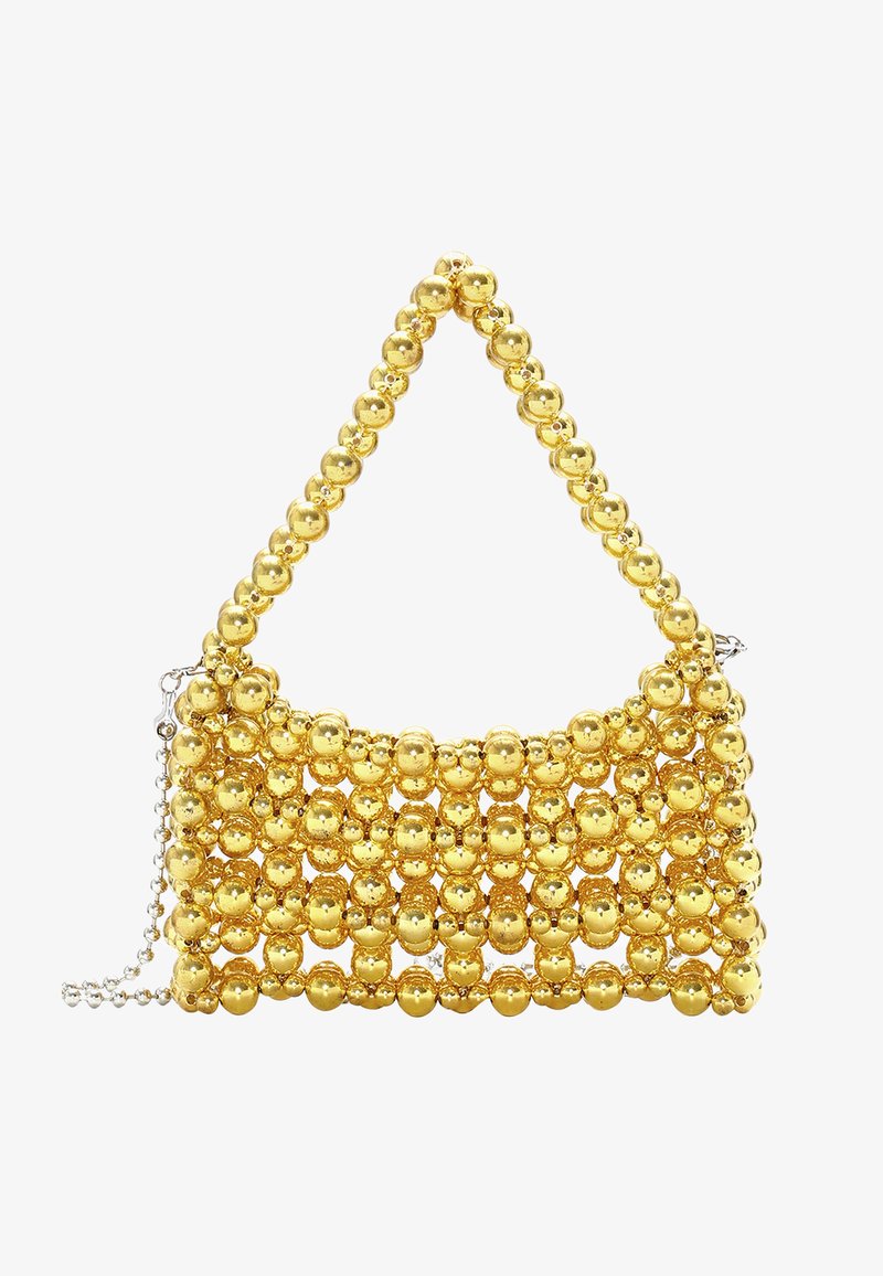Sac à main en perles dorées avec une forme triangulaire structurée. Doté d'une bandoulière en chaîne et d'une surface brillante et réfléchissante, créant un motif texturé.