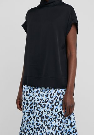 Czarny, krótki rękaw, top z kołnierzykiem typu mock; gładki materiał. W połączeniu z niebieską spódnicą w panterkę. Prosty, nowoczesny fason o prostym kroju.