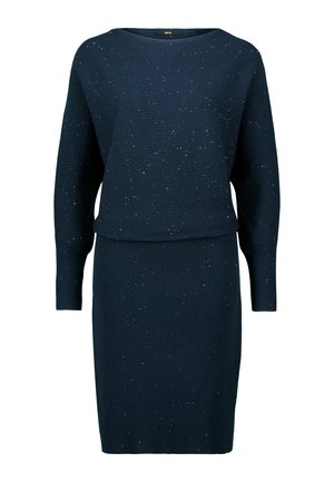 Gebreide jurk in donker marineblauw met een gestructureerd ribbelpatroon. Heeft een losse bovenkant en een kokerrok, versierd met subtiele multicolor stippen.