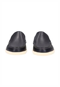 Scarpe slip-on in pelle nera con una texture liscia, punta rotonda e suola in gomma bianca a contrasto. Cuciture semplici lungo i bordi.