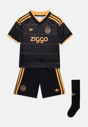 Mustast ja oranžist jalgpallivarustus logoga, kolm triipu varrukatel ja lühikestes pükstes, "ziggo" sponsori tekst ning sobivad mustad sokid logoga.