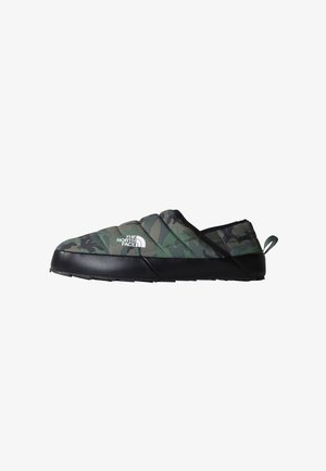 Încălțăminte slip-on cu model camouflage în nuanțe de verde și negru. Dispune de un superior matlasat, talpă din cauciuc negru și un tab de tragere în spate.