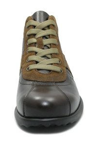 Sneaker in pelle marrone con punta in suede, lacci verde oliva, pannelli laterali texture e suola in gomma con un motivo ondulato.