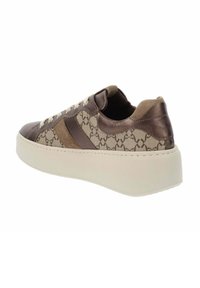 Bruine en beige sneaker met patroonstof aan de zijkanten, lederen accenten, beige veters en een dikke witte platformzool, gezien vanuit de rechterachterhoek.
