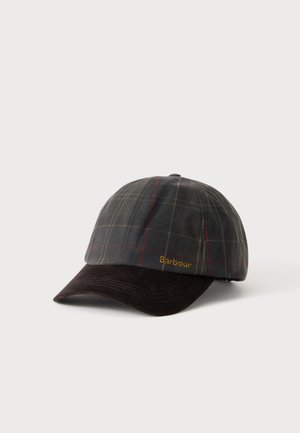 Donkere geruite baseballpet met een bruine corduroy klep en een geel "Barbour" logo geborduurd op de kant die naar voren wijst.