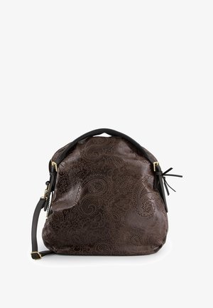 Brązowy skórzany plecak z tłoczonym wzorem paisley, o zaokrąglonym kształcie, z górnym uchwytem i regulowanym paskiem na ramię. Elementy ozdobne w kolorze złotym.