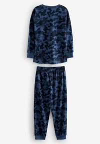 Blå og sort camouflage langærmet top og matchende joggebukser med elastisk talje lagt fladt på en hvid baggrund.